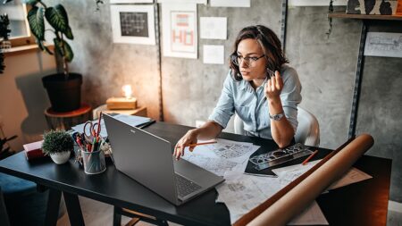 Una ragazza con un Acer Swift X 16 su un tavolo