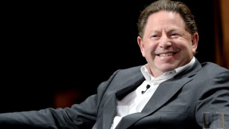 Bobby Kotick di Activision Blizzard che ride seduto su una poltrona