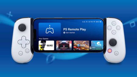 Il Backbone One: PlayStation Edition in primo piano con dietro lo sfondo blu con i loghi PS