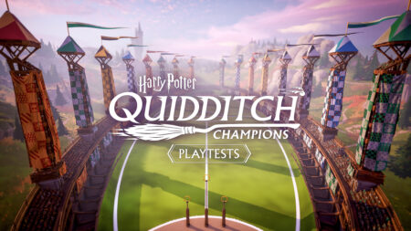 Il logo di Harry Potter: Quidditch Champions con sullo sfondo il campo da gioco