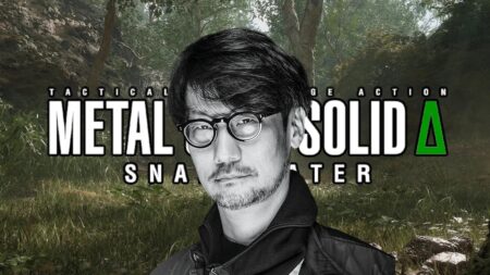 Hideo Kojima con dietro il logo di Metal Gear Delta: Snake Eater