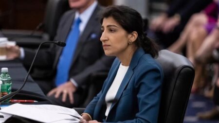 Lina Khan della FTC su una poltrona di profilo