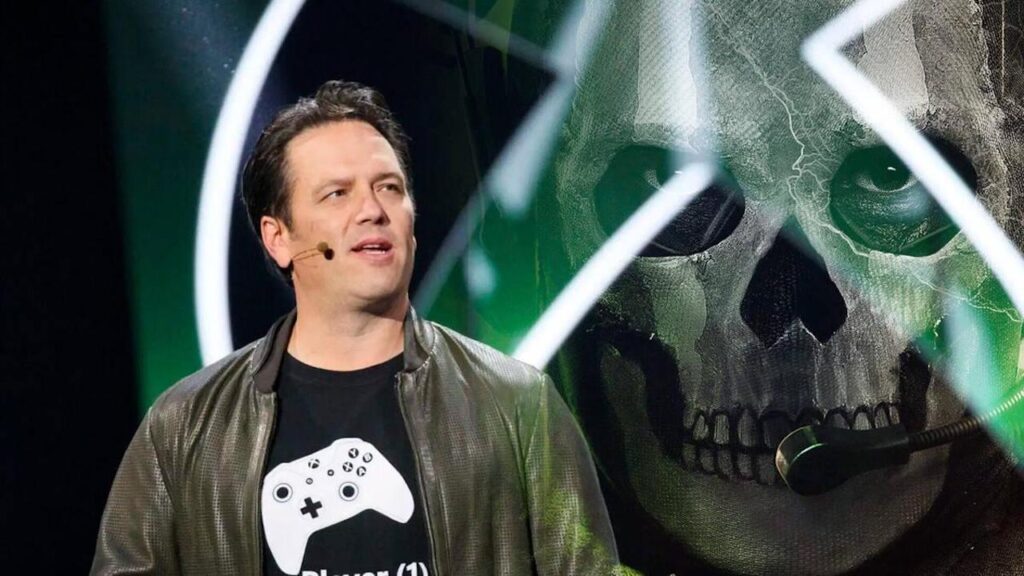 Phil Spencer di Microsoft con dietro il simbolo di Xbox con Ghost di Call of Duty dentro