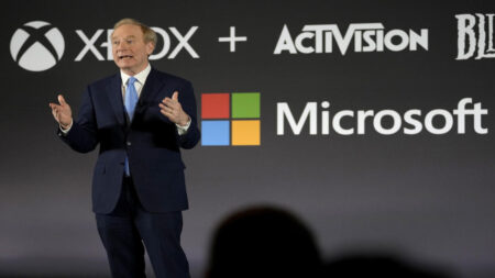 Il presidente di Microsoft, Brad Smith, con dietro i loghi di Xbox ed Activision Blizzard