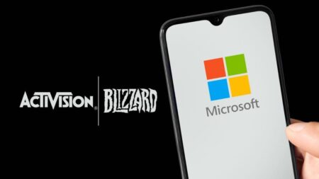 Il logo di Activision Blizzard con quello di Microsoft su uno smartphone