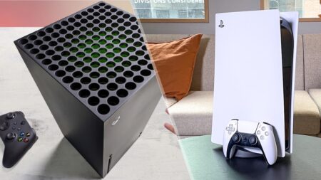 Una Xbox Series X a sinistra con a fianco una PS5 in verticale