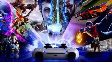 Sony è pronta ad aumentare ancora i prezzi di giochi e servizi per PS5? Il DualSense di PS5 con dietro dei giochi di Sony