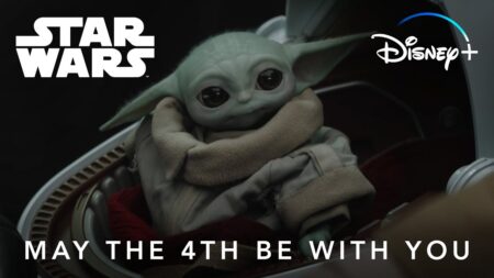 Grogu (Baby Yoda) di The Mandalorian con il logo di Star Wars e Disney+