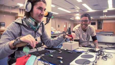 Un giocatore disabile mentre utilizza un Xbox Adaptive Controller