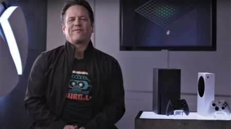 Phil Spencer con una Xbox Series X e Series S sul tavolino