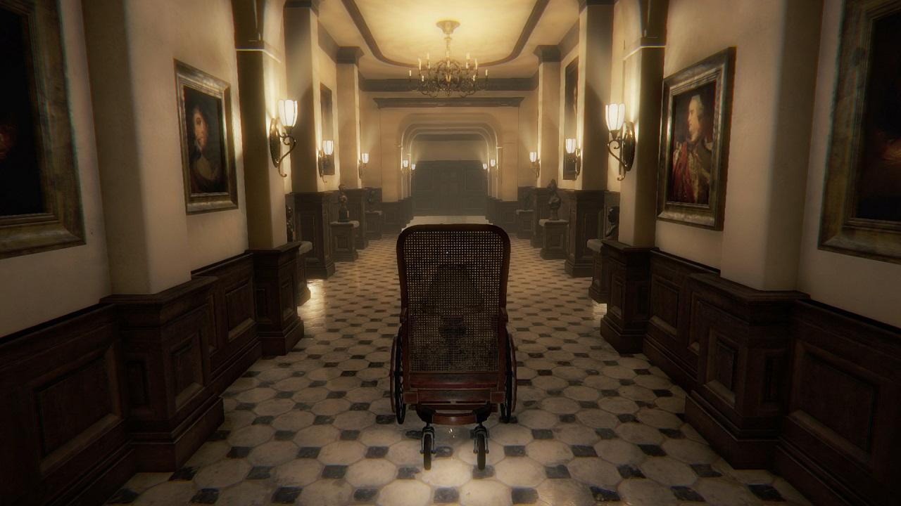 Una sedia a rotelle, vista di spalle, in un corridoio pieno di quadro. Il gioco di prospettive è un chiaro omaggio a Kubrick.