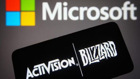 Il logo di Microsoft e quello di Activision Blizzard