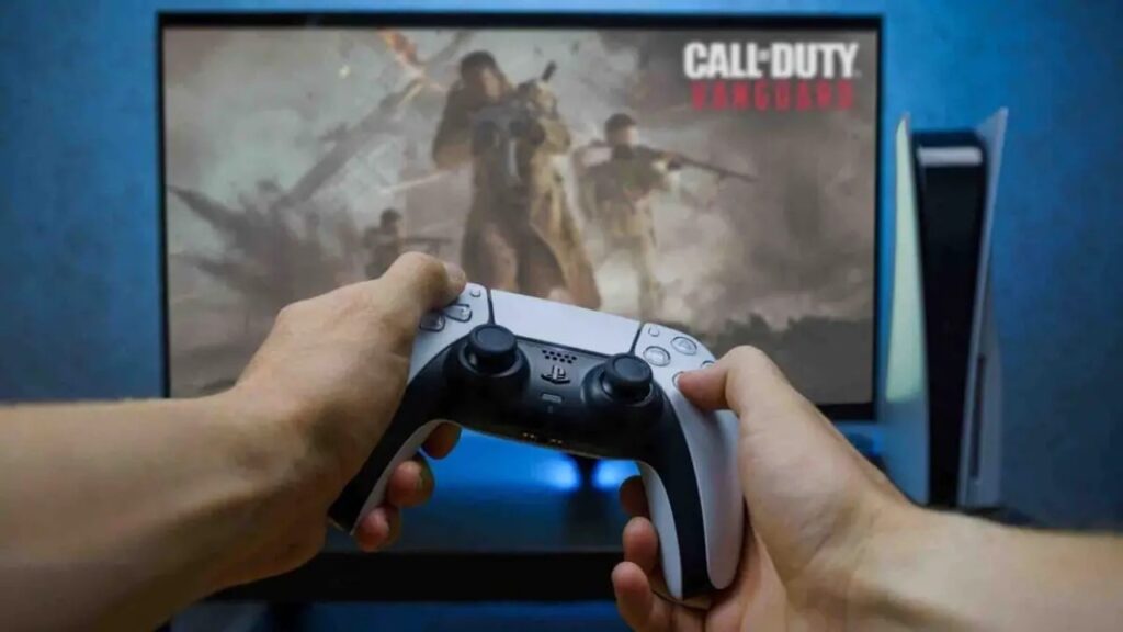 Il DualSense di PS5 con sul televisore Call of Duty