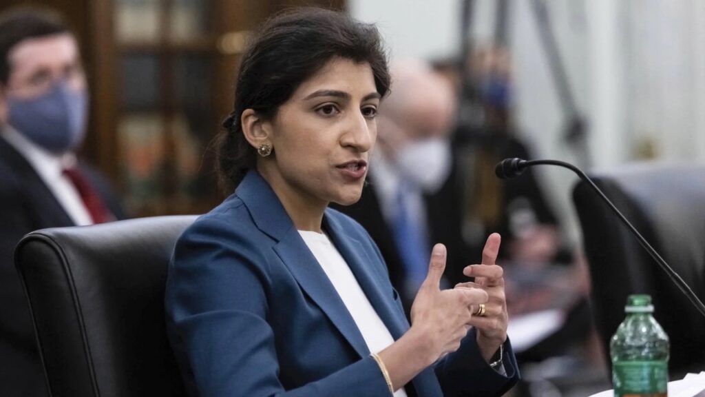 Lina Khan della FTC su una poltrona
