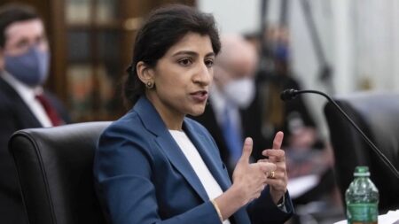 Lina Khan della FTC su una poltrona