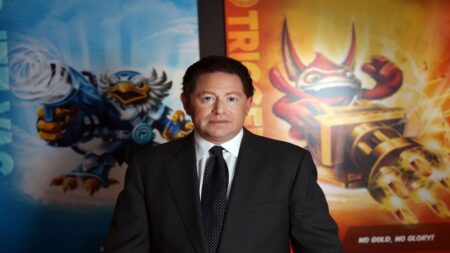 Bobby Kotick con dietro sullo sfondo dei giochi di Activision