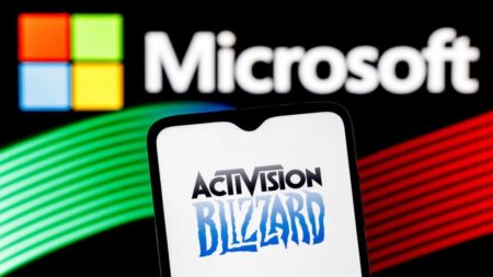 Il logo di Microsoft sullo sfondo con in risalto uno smartphone con il logo di Activision Blizzard