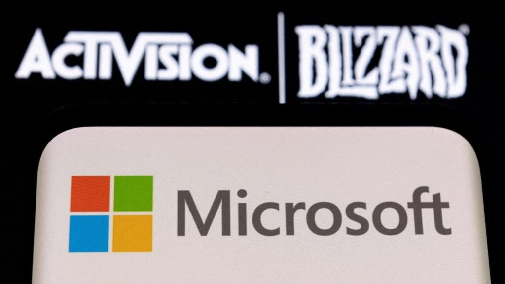 Il logo di Microsoft con dietro quello di Activision Blizzard