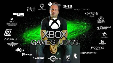 Phil Spencer con il logo di Xbox Game Studios