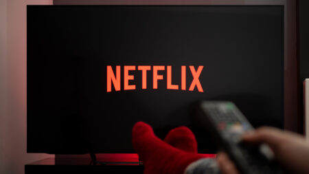 Il logo di Netflix in un televisore
