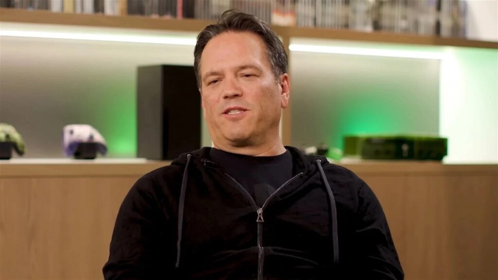 Phil Spencer seduto su una sedia con dietro una Xbox Series X