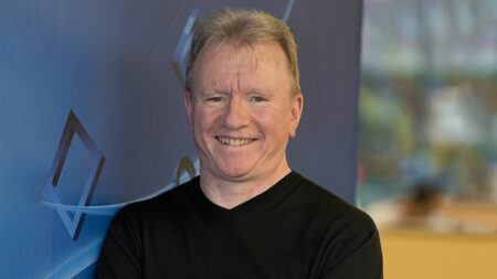 Jim Ryan che sorride