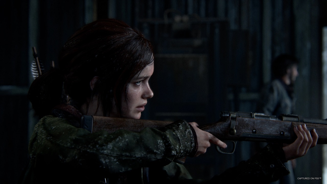 Ellie, timorosa, imbraccia un fucile, pronta a sparare. Sulllo sfondo appare Joel
