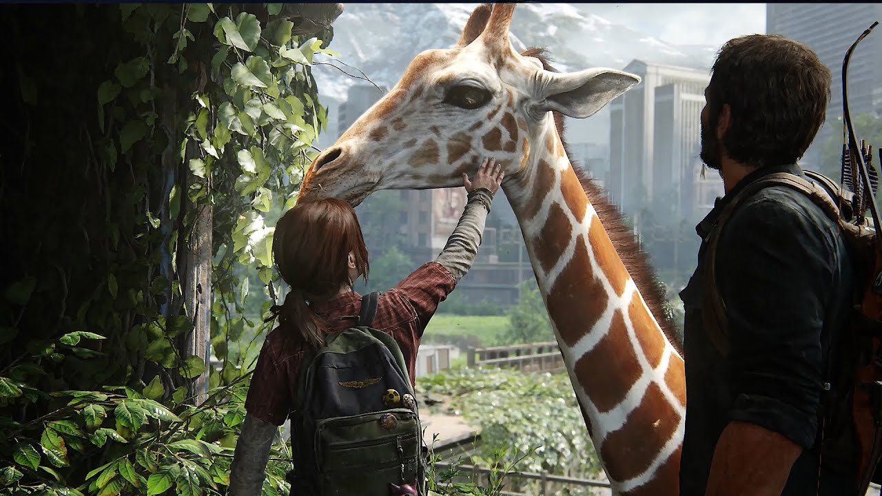 Ellie accarezza una giraffa, mentre Joel, in penombra, la osserva