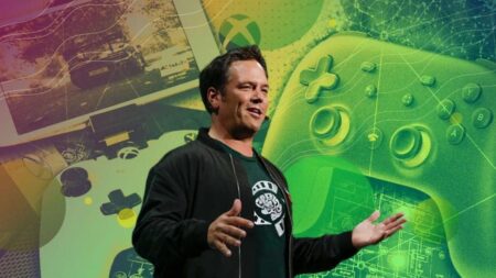 Phil Spencer con uno sfondo verde dietro
