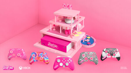 Una Xbox Series S a tema Barbie con sfondo rosa