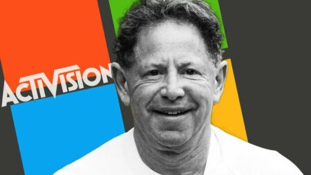 Bobby Kotick di Activision Blizzard con dietro il logo di Microsoft
