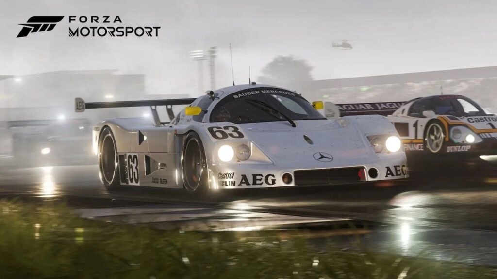 Due auto di Forza Motorsport in pista sotto la pioggia