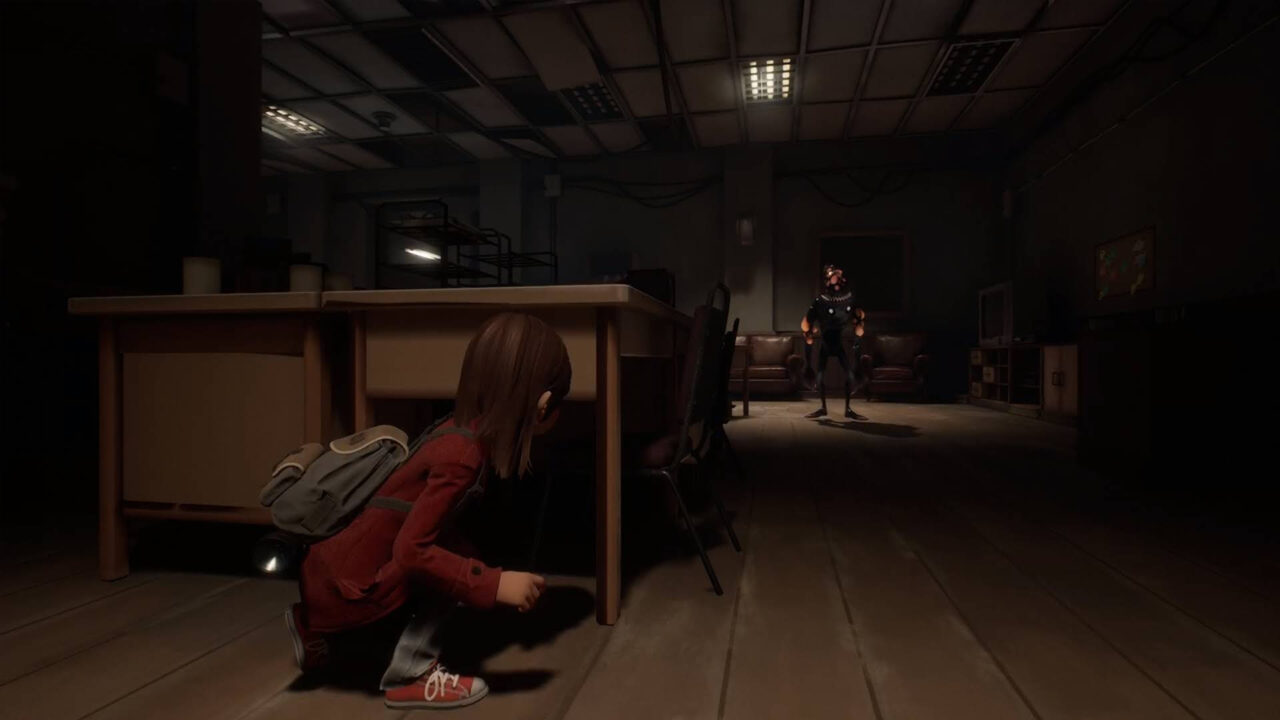 Uno scorcio di gameplay ci mostra Sally nascosta dietro una scrivania, mentre osserva una delle strane creature, a distanza di sicurezza.
