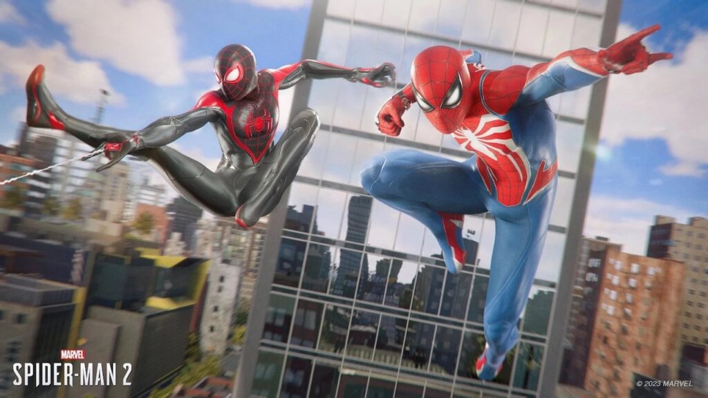 I due Uomini Ragno di Marvel's Spider-Man 2 mentre si dondolano in cielo tra i grattacieli
