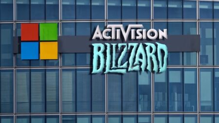 Il logo di Microsoft ed Activision Blizzard su un palazzo