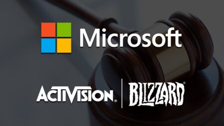 I loghi di Microsoft ed Activision Blizzard con un martello di legno sullo sfondo