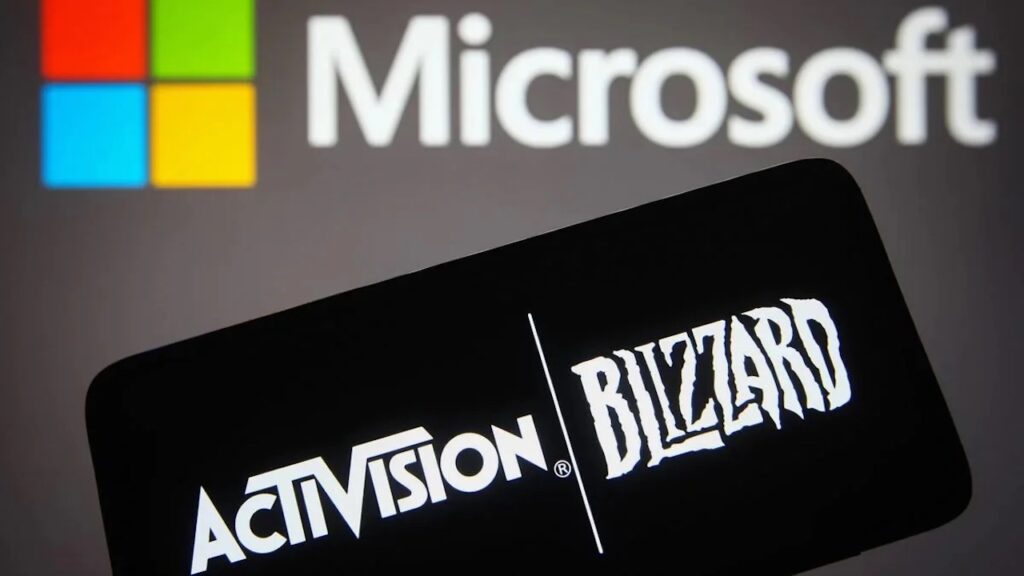 Il logo di Microsoft sullo sfondo ed in primo piano uno smartphone con quello di Activision Blizzard