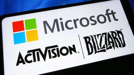 Il logo di Microsoft ed Activision Blizzard su uno smartphone