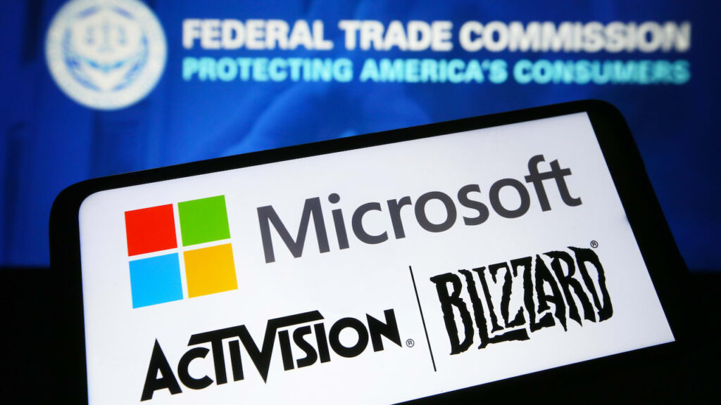 Il logo dell'FTC sullo sfondo ed in primo piano uno smartphone con dentro i loghi di Microsoft ed Activision Blizzard