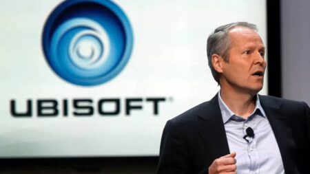 Microsoft e Activision, Yves Guillemot di Ubisoft è favorevole all’acquisizione Yves Guillemot con uno sfondo bianco ed il logo di Ubisoft