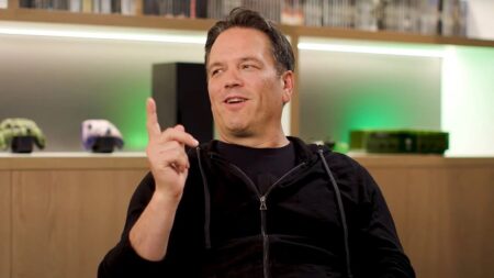 Xbox è il Green Studio of the Year, Phil Spencer ringrazia tutta la squadra Phil Spencer sorridente con una Xbox Series X dietro