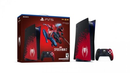 Una PS5 di Marvel's Spider-Man 2 in verticale con il DualSense Special Edition al fianco