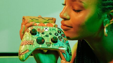 Un controller Xbox Series X|S delle Tartarughe Ninja con una donna che lo annusa