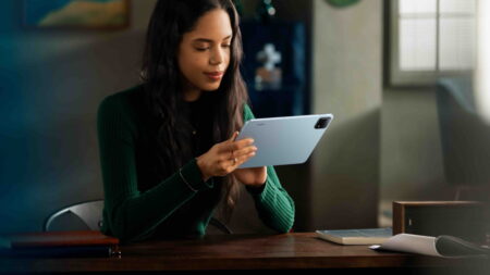 Una donna con in mano un Xiaomi Pad 6