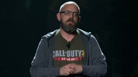 David Vonderhaar di Call of Duty con una maglietta della serie Activision