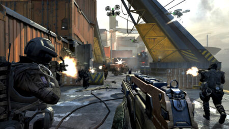 I soldati di Call of Duty: Black Ops 2 mentre combattono tra i container