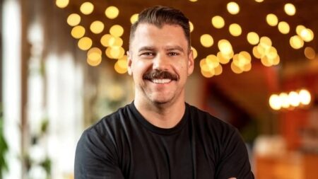 Far Cry, Drew Holmes è il nuovo direttore della serie Ubisoft Drew Holmes di Far Cry con dietro delle luci sfocate