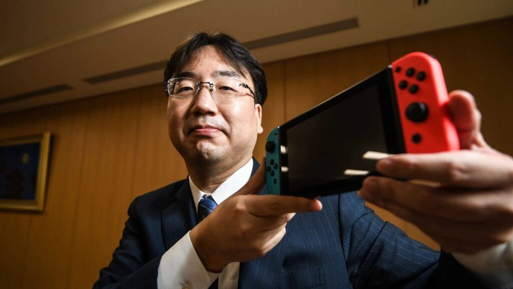 Il Presidente di Nintendo Furukawa mentre impugna una Nintendo Switch