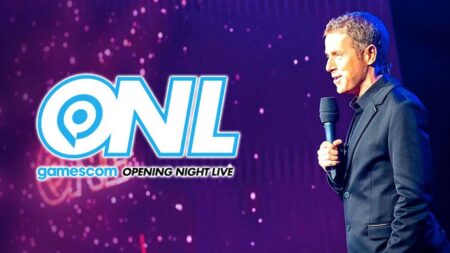 Geoff Keighley con il logo dell'Opening Night Live della Gamescom 2023
