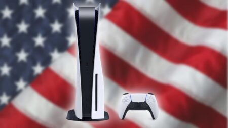 Una PS5 in verticale con dietro la bandiera degli USA